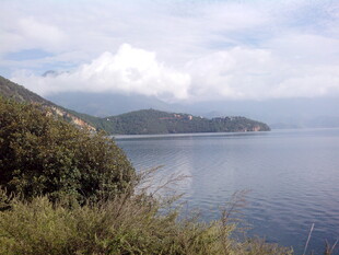 海岸风光 远山与辽阔水域