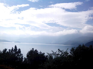 湖畔山林 云遮蓝天美景