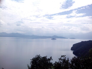 云雾缭绕的静谧湖景