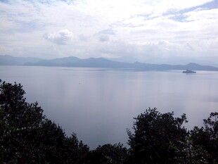 湖畔山林间的静谧湖景