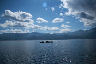 湖面上的小船与蓝天白云