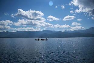 宁静湖面小船与蓝天白云