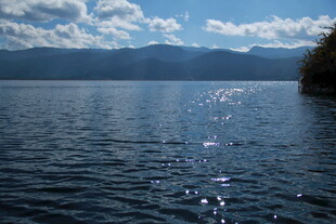 宁静湖水与远处山峦美景