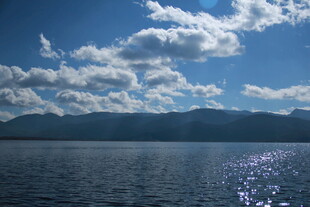 蓝天碧水间的远山美景