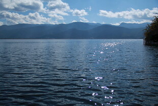 宁静湖面与远处山峦风光
