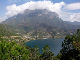 青山碧水间的秀丽风光