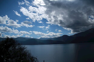 蓝天白云下的静谧湖水