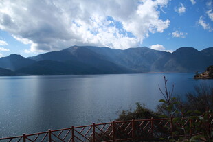 宁静湖畔的山水风光