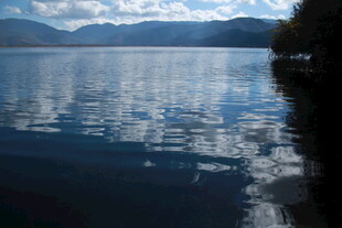 宁静湖面与远处山峦倒影