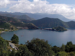 秀丽湖山风景图