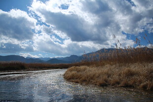 河畔风光 蓝天白云映山河