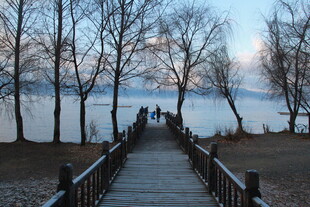 湖畔木栈道上的漫步风景