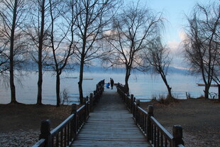 冬日湖畔木栈道上的漫步