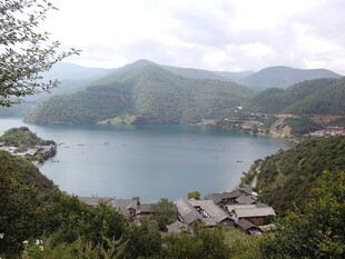 湖畔山间村落美景