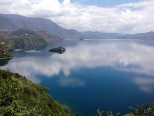 宁静湖景 孤舟映于蓝天碧水
