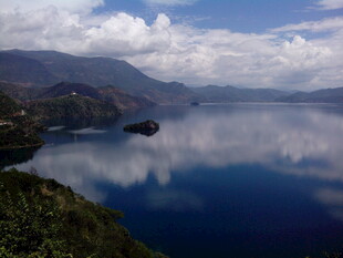 宁静湖景与远处山峦