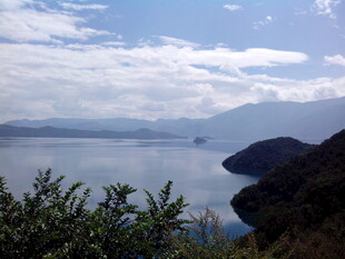 湖畔青山绿水美景