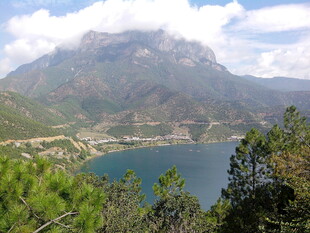 秀丽山水间的湖光山色