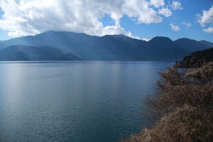 宁静湖景与远山相映