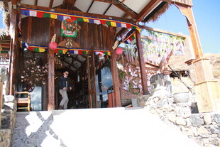 藏式风格建筑 经幡飘扬