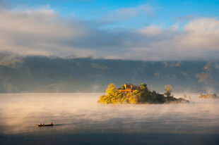 湖中小岛云雾缭绕美景