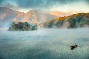 湖中小舟伴山间梦幻景致