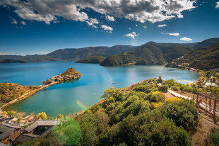 美丽湖景与周边葱郁山色