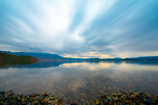 宁静湖景 天光云影共徘徊