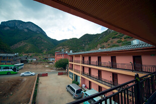 山间多层建筑外观景致