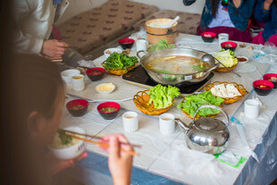 热闹的户外火锅聚餐场景
