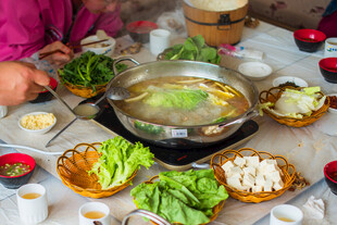 热闹的家庭火锅聚餐场景