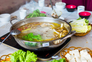 热气腾腾的美味火锅盛宴