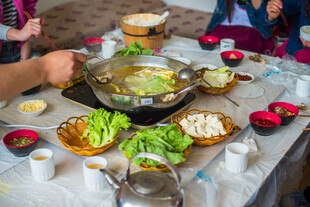 热闹聚餐中的火锅美食