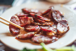 美味香肠筷子夹取特写