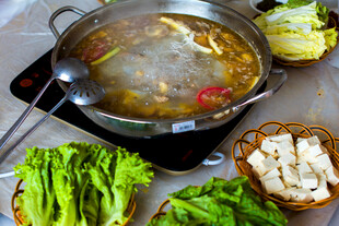 热气腾腾的火锅食材准备中