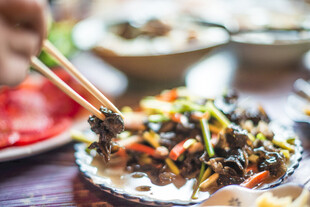 筷子夹起美味凉拌菜