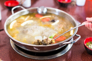 热气腾腾的美味火锅料理