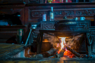 传统炉灶中燃烧的温暖火焰