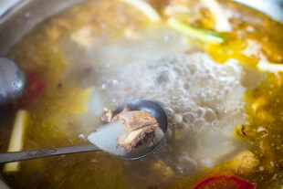 热气腾腾的美味鸡汤