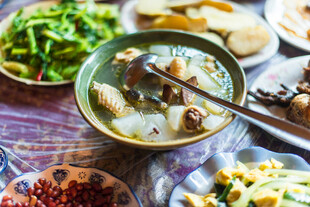 美味家常汤品与多样菜肴