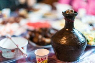 古朴酒壶置于丰盛餐桌