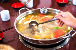 热气腾腾的美味火锅正舀汤