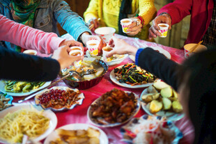 家人欢聚共举杯享美食