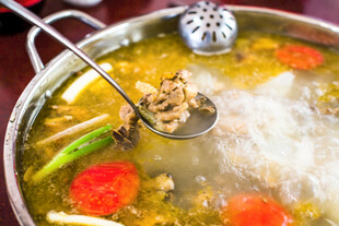 美味火锅食材正被捞出