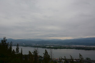 湖畔山林间的朦胧景致