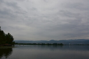 湖畔阴云下的宁静景致