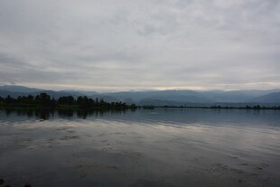 宁静湖面与远处山峦景色
