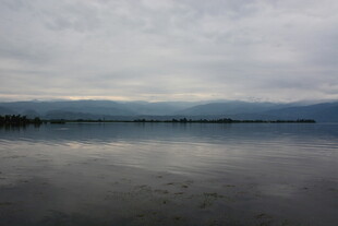 平静湖面与远处山峦