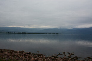 宁静湖畔 远山云雾缭绕