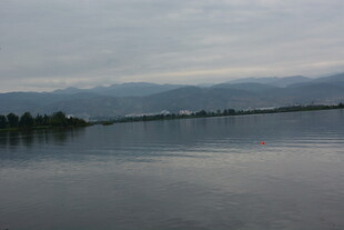 宁静湖面与远处山峦景色